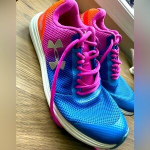 Women’s/Youth UNDER ARMOUR Shoes Size 7Y/women’s size 8.5